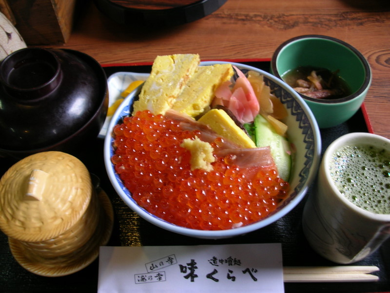 在一个叫“味くらべ”的日本料理店进餐，点了いくら丼（1500円），量很多比较实惠