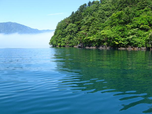 雾中十和田湖，8月早7点