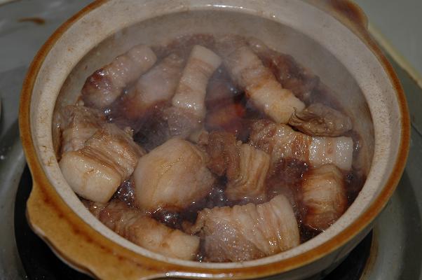 在砂锅中加油加热，放入大料，肉块在油锅中炒，边炒边加一些酱油