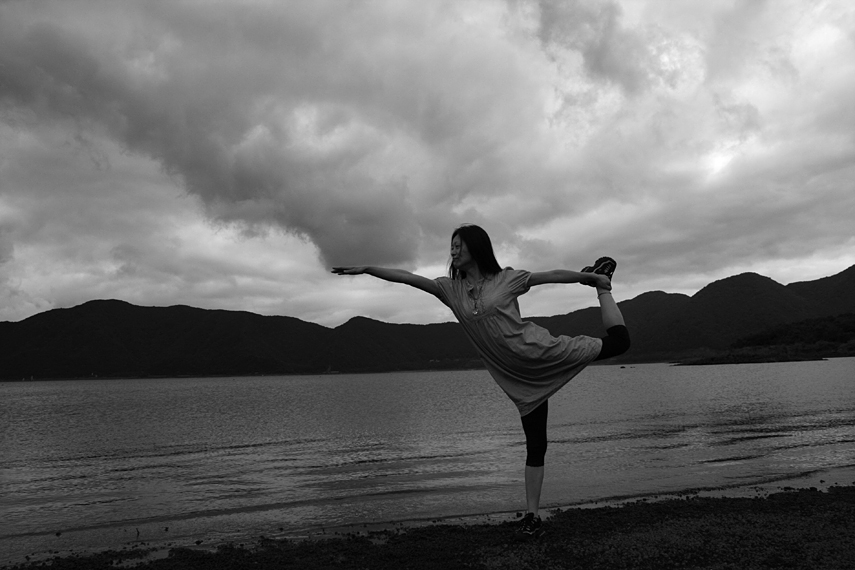 【在湖边】不亏是专业瑜伽选手，动作优美，气势磅礴，有举手之间排山倒海之势