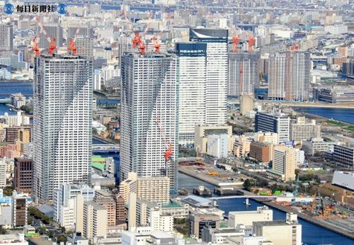 建設が進む高層マンション。右奥は江東区の豊洲再開発地区.jpg