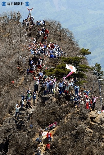 山開きを祝い山頂で歓声を上げる登山者ら＝大分&#12539;宮崎県境の傾山.jpg