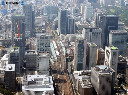 周辺を高層ビルに取り囲まれた東京駅（中央）＝東京都.jpg