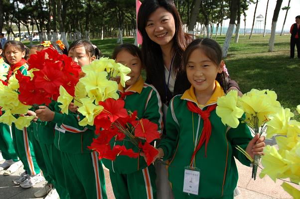 两侧站满400名的小学生举花欢迎