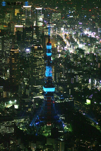 世界糖尿病デーを記念して青くライトアップされた東京タワー.jpg