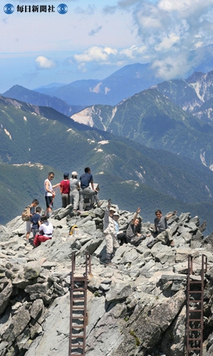 槍ケ岳山頂で３６０度のパノラマが広がる絶景を楽しむ登山者ら.jpg