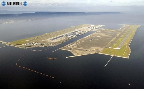 第２滑走路（右側）の使用が開始された関西国際空港。左側が第１滑走路.jpg