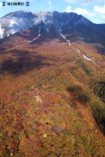 中国地方最高峰の大山（標高１７２９メートル、鳥取県大山町）が紅葉の見ごろを迎えた。.jpg