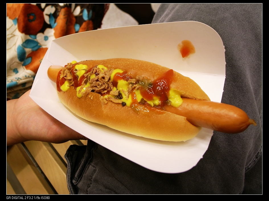 2009-05-23-ikea-hotdog.jpg