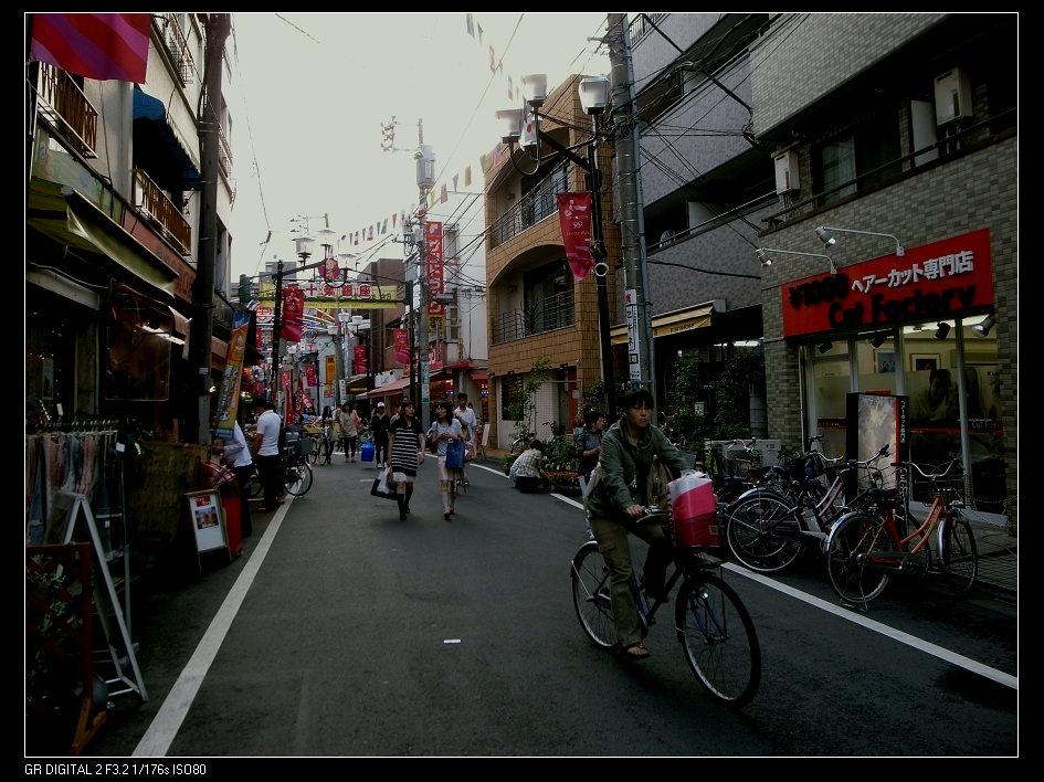 2009-05-24-dongshitiao-shopping-street2.jpg