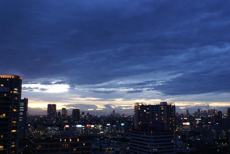 夜色、悄悄步入钢筋林立的都市。。。