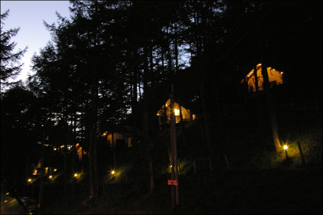 山林里的小木屋，灯光与星光一起闪耀