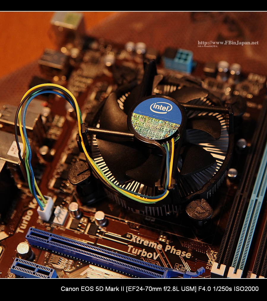 2009-cpu-in-socket-with-fan-02s.jpg