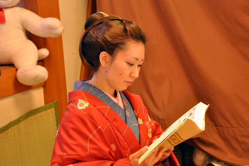 第四站－－－日光江户村　美女姐姐在看漫画书　