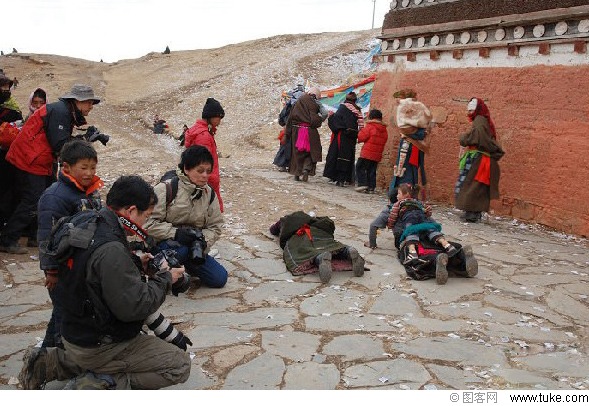 最离谱的，是这一出，六个人继续站在原地，两个藏族女人，外加一个藏族小女孩，大人开始磕长头，“影友”拍 ...