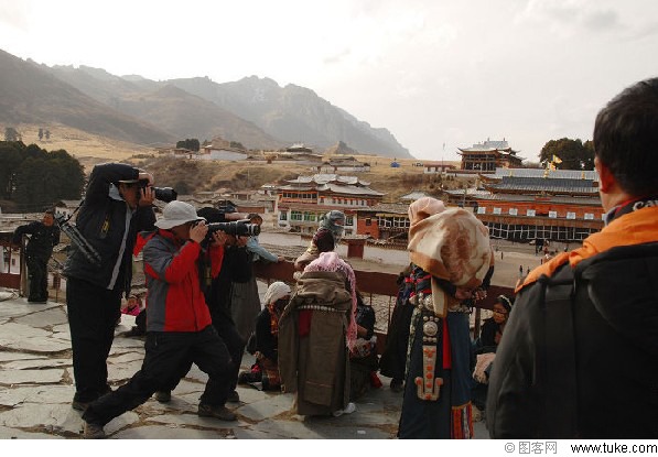 沿着右手走不了几步，映入眼帘的场景   　　背着孩子的藏族女人，被三个“影友”直面拍，请特别注意栏杆边站 ...