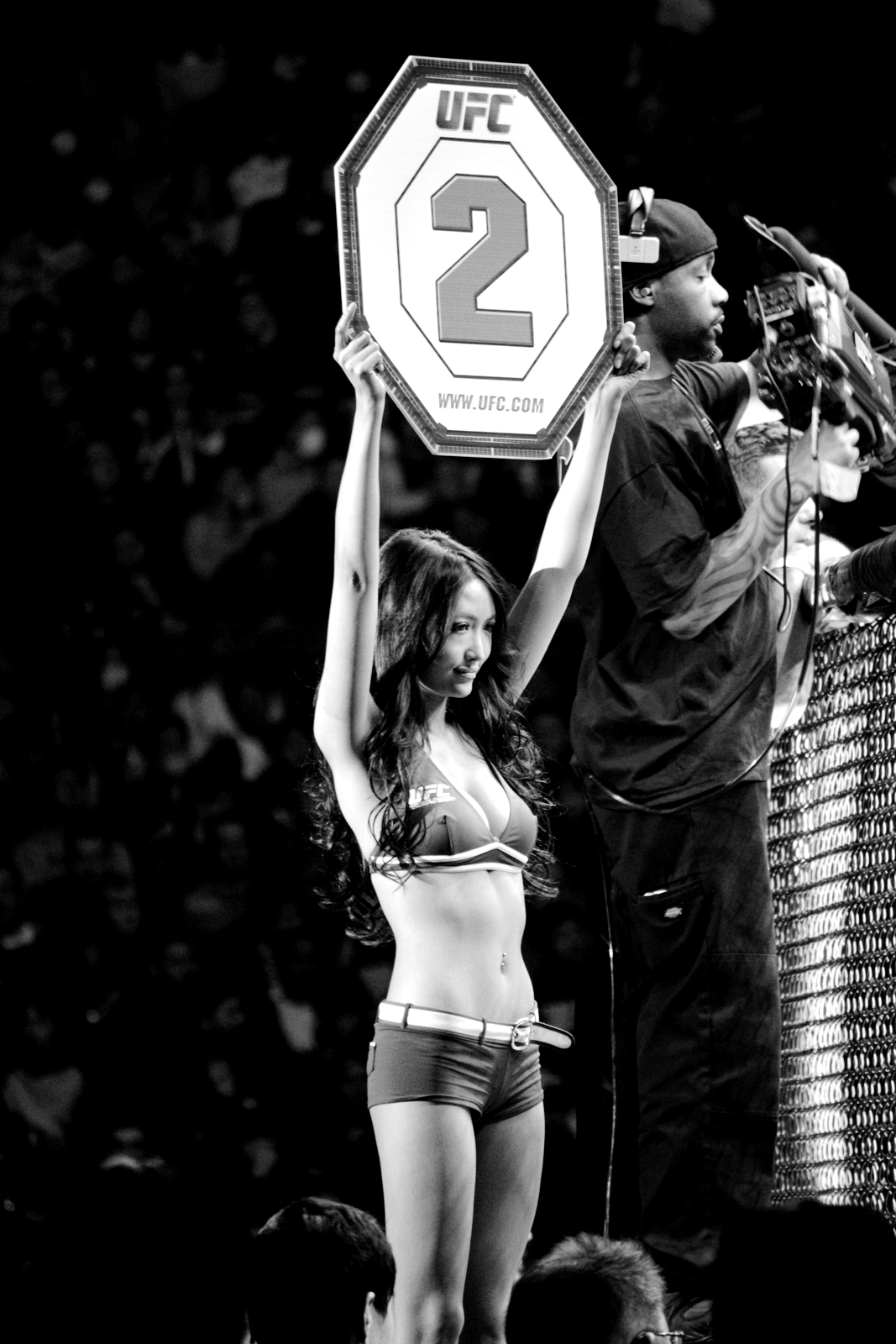 UFC日本赛举牌女郎，日本美女西垣梓。