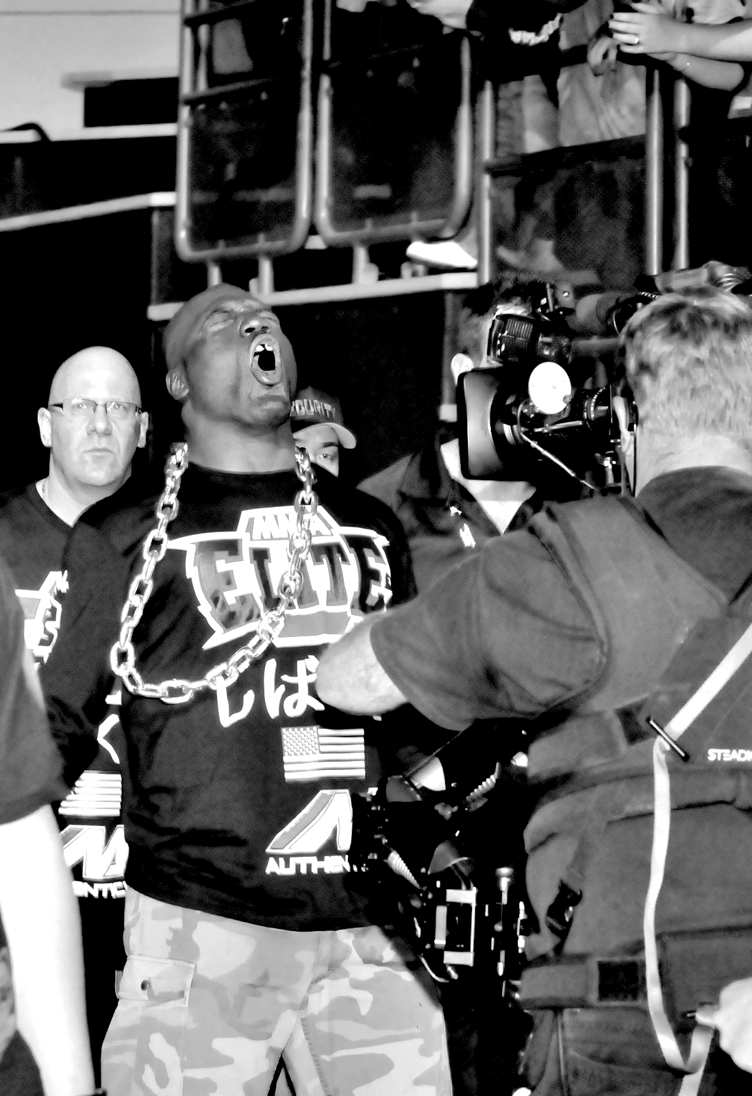UFC老将“金刚”奇克•康勾入场前对着电视镜头模仿“金刚”的怒吼。