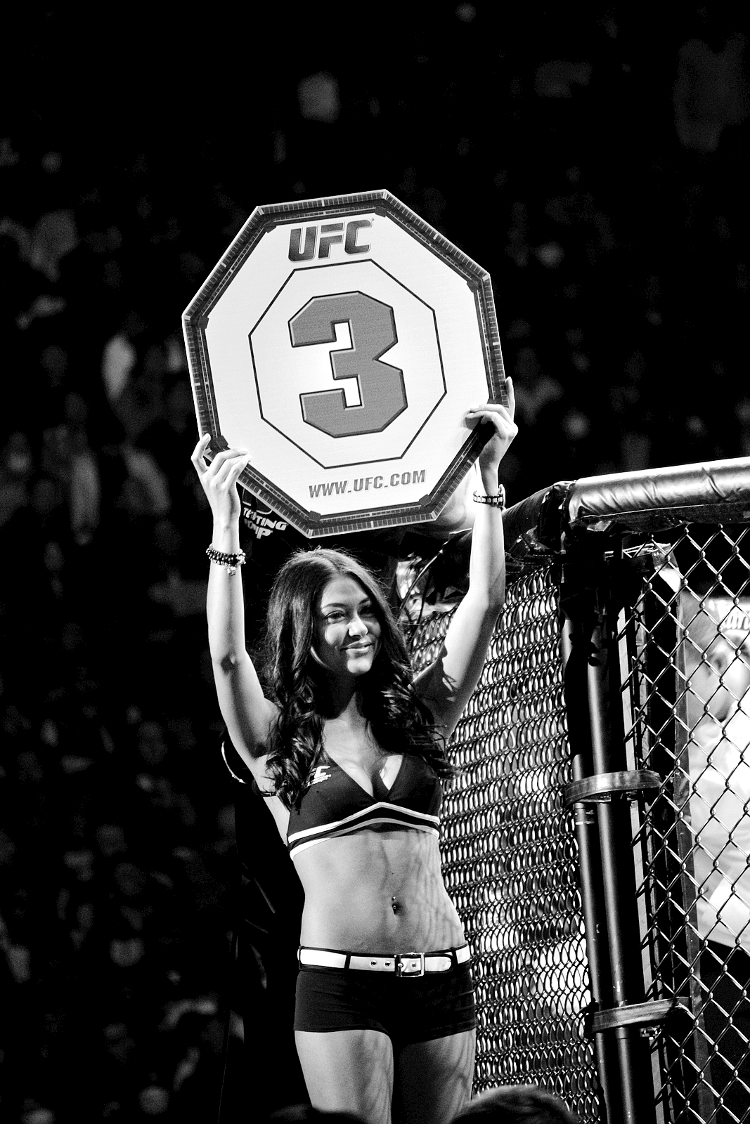 UFC举牌女郎阿瑞安妮•赛莱斯特给粉丝签名。