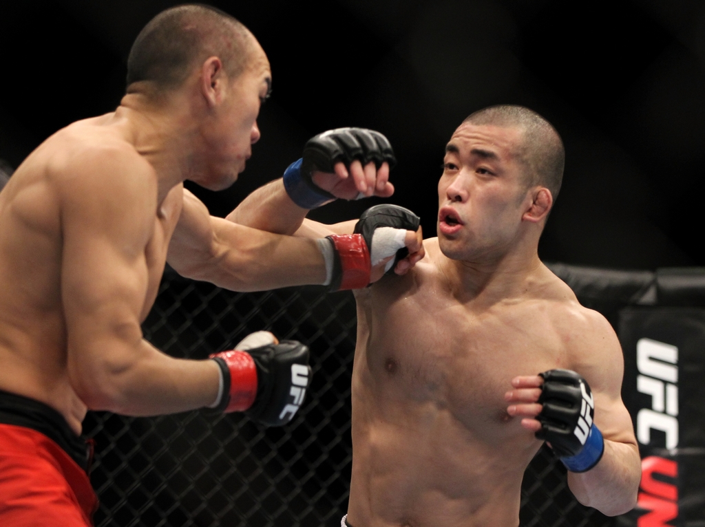 中国的UFC第一人“草原狼”张铁泉在这次比赛中败于东道主拳手田村一圣。