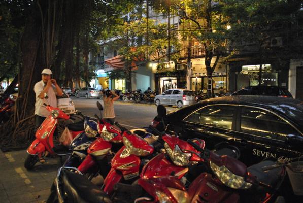河内的摩托车就是20年前中国的自行车