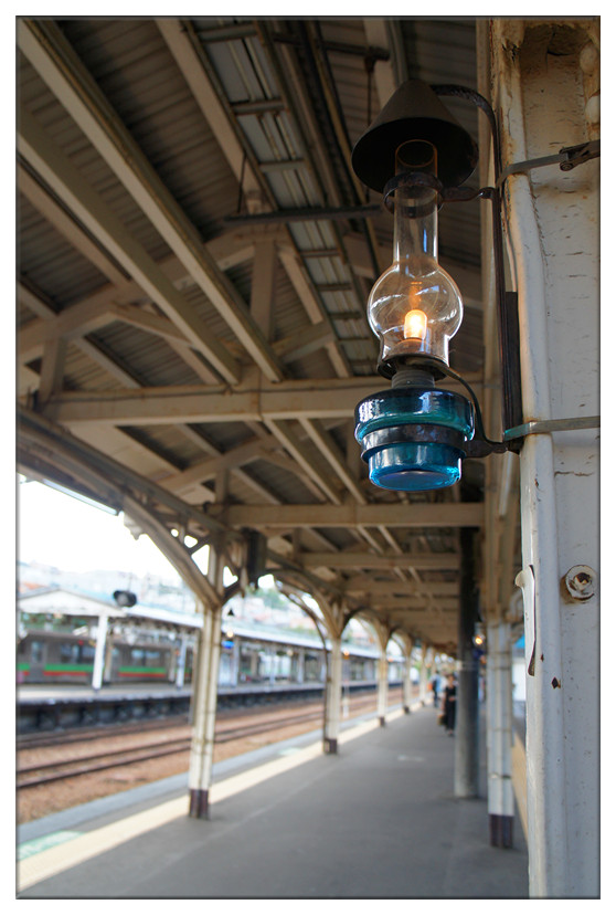 13：44。前往小樽的列车。困，让我先睡会儿。照片摄于小樽駅。