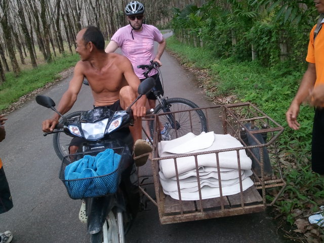 在橡胶林遇见橡胶农，车上白乎乎的就是一片一片生橡胶