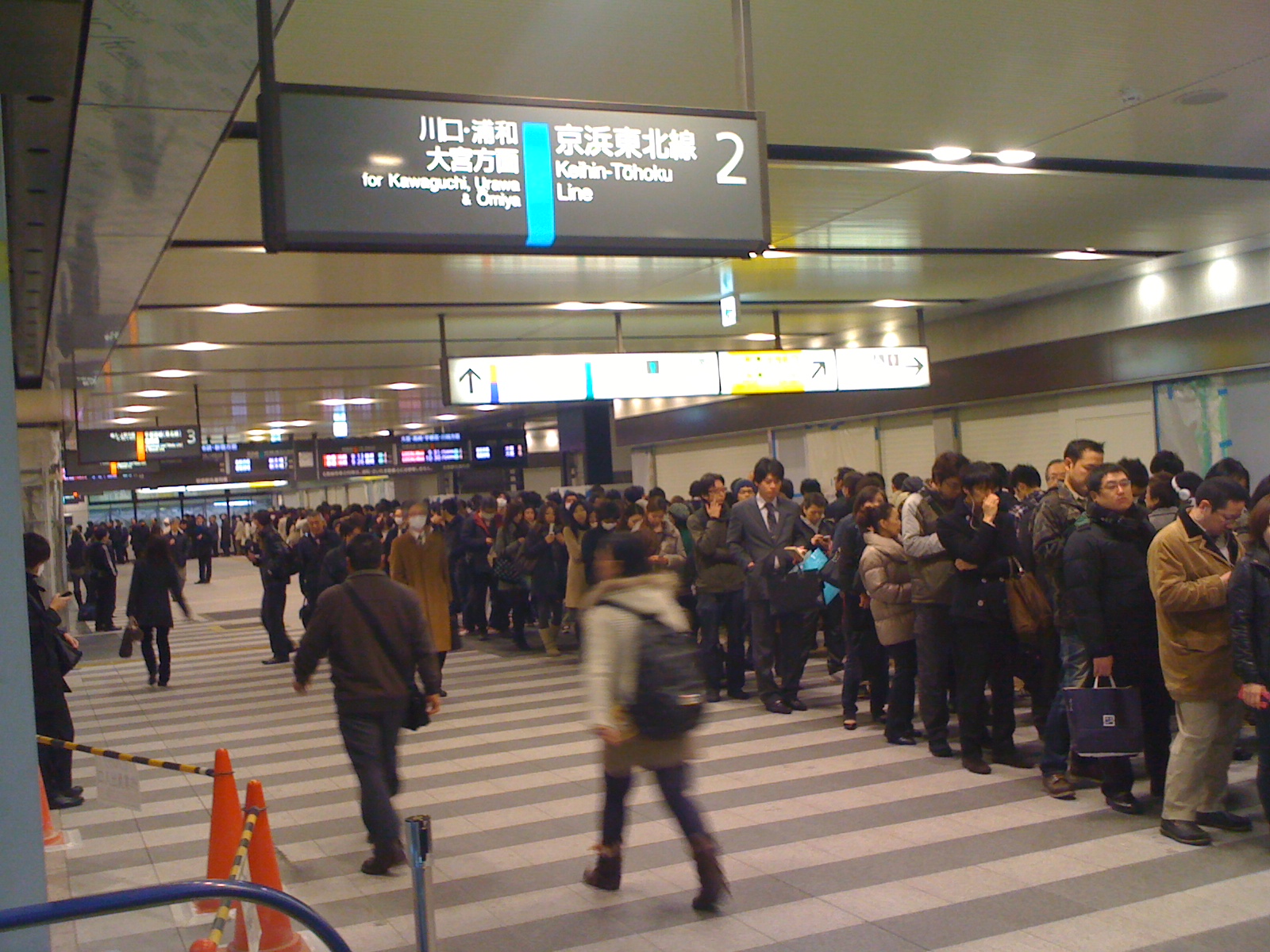 车站内 人们很自觉的排着队乘电车。
